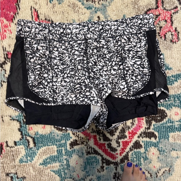 Lululemon Shorts Size 10 - Picture 1 of 5